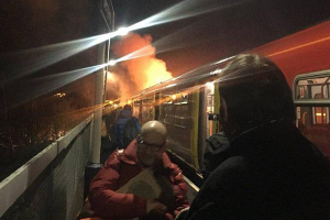 В Лондоне сотни пассажиров были эвакуированы из загоревшегося поезда