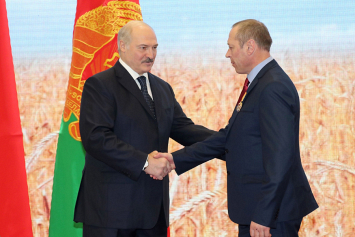 Александр Лукашенко вручил государственные награды лучшим аграриям и объявил 2018-й Годом малой родины