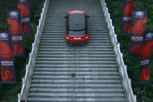 Range Rover сумел преодолеть 999 ступеней лестницы в Китае (видео)