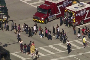 17 человек убиты во время стрельбы в школе Флориды - стрелок включил пожарную тревогу