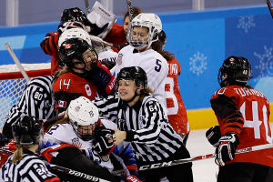 Американские и канадские хоккеистки устроили массовую драку в концовке матча на Играх (видео)