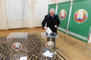 Председатель Витебского облисполкома вручил подарки студентам, голосовавшим впервые