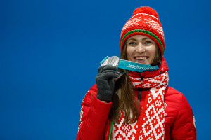 Дарье Домрачевой вручили серебряную медаль Игр