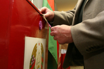 На участке в столичной Серебрянке голосовавшим впервые вручали сувениры