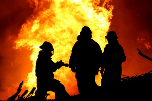 В Орше во время тушения пожара в доме сгорели отец и сын, мать спаслась 