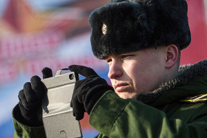 Российских офицеров вооружили секретными мобильниками за 115 тыс. рублей