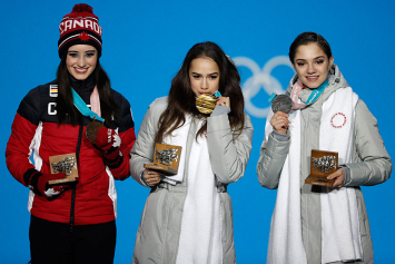 Фотофакт: фигуристкам Загитовой и Медведевой вручили олимпийские медали