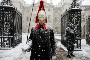 Британия страдает от аномальных холодов, Лондон засыпало снегом (ФОТО)