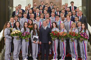 Дмитрий Медведев вручил Алине Загитовой ключи от автомобиля