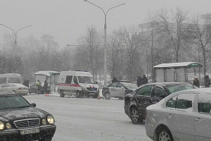 Последствия снегопада в Минске: десятки аварий и пробки