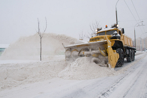 Дороги и улицы Минска убирают от снега круглосуточно