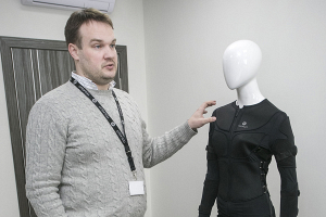Корреспондент «Рэспублікі» примерила уникальный костюм, который полностью погружает в виртуальную реальность