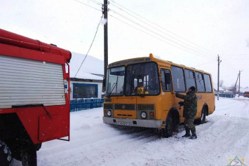 На Гомельщине спасатели и милиционеры помогают школьному транспорту, застрявшему на заснеженных дорогах  