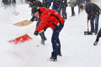 На Могилевщине чистить снег помогают милиционеры и волонтеры