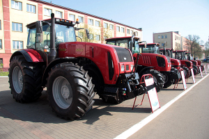 «Они просто фантастические». Фермеры из США и Канады испытали белорусские тракторы