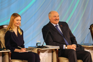 Александр Лукашенко подарил студентке свою уникальную ручку