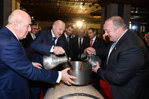 Лукашенко продегустировал коньяк 125-летней выдержки на Тбилисском коньячном заводе