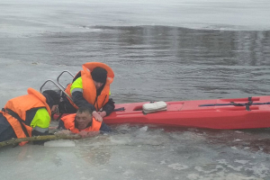 Славгородские спасатели достали рыбака из полыньи