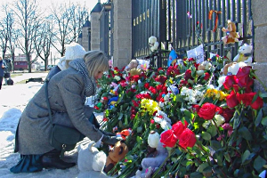Белорусы приходят семьями к российскому посольству и скорбят по погибшим в Кемерово (ВИДЕО)
