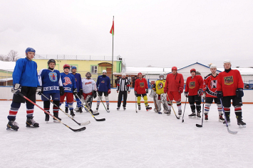 В ИК-2 Бобруйска делают клюшки и играют в хоккей