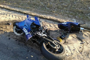 В Пружанском районе при обгоне грузовика погиб мотоциклист, его пассажирка госпитализирована