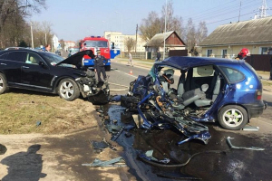 В Жодино в лобовом столкновении Infiniti и Renault пострадал один из водителей