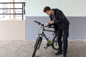 Корпус – от радио, экран – от мобильника: борисовский школьник собрал уникальный велокомпьютер