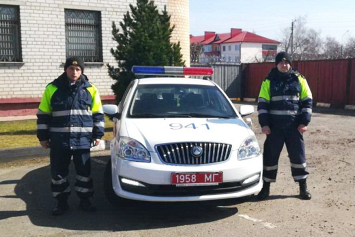 Экипаж ГАИ в Белыничском районе помог могилевчанке починить автомобиль, сломавшийся на дороге