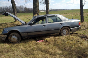 Пьяный бесправник врезался в дерево под Минском и попал в больницу