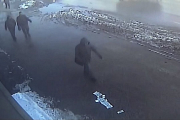 В России взломщик украл 30 миллионов рублей, но выронил деньги по дороге. Реакция прохожих (видео)