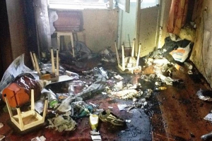 В Минске спасли хозяина загоревшейся захламленной квартиры