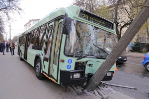 В Минске троллейбус врезался в столб: пострадали десять человек