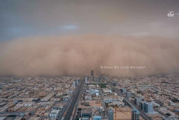 Видеофакт: песчаная буря накрывает целый город в Саудовской Аравии
