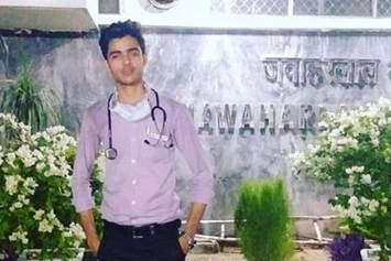 В Индии подросток пять месяцев успешно выдавал себя за врача с помощью халата и стетоскопа