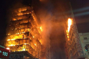 В Сан-Паулу рухнула горящая многоэтажка (ВИДЕО)