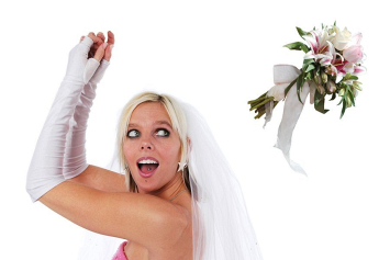 Видеофакт. Невеста бросила на свадьбе букет и проломила потолок