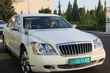 Из-за запрета темных машин в Туркменистане взлетели цены на их перекраску в белый цвет