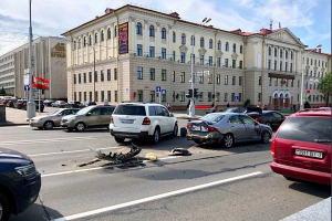 Водитель Mercedes перепутала педали и протаранила два автомобиля на проспекте Независимости в Минске
