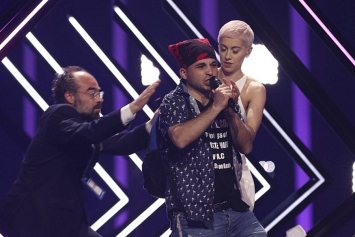 Хулиган сорвал выступление британской певицы в финале «Евровидения»