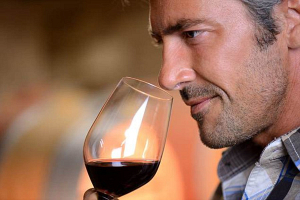 Один бокал красного вина может снизить риск развития рака, а белого - наоборот