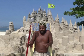 Бразилец построил замок из песка и прожил в нем 22 года (ВИДЕО)