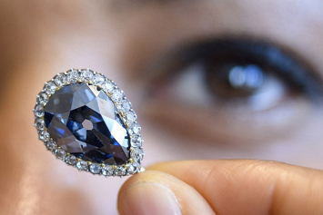 Редкий синий бриллиант продали на аукционе Sotheby's в Женеве за $ 6,7 млн