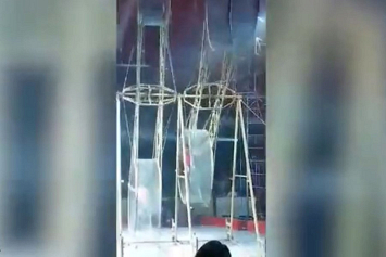 Цирковой акробат сорвался с 10-метровой высоты и выжил (видео)