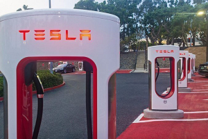 Илон  Маск анонсировал двухмоторный автомобиль Tesla 