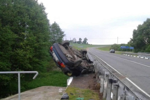 В Барановичском районе Audi перевернулась и повисла на перилах моста