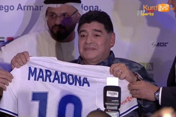 Диего Марадоне в конце пресс-конференции в Абу-Даби вручили майку брестского «Динамо», а аргентинец поцеловал ее
