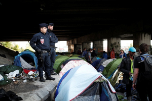 В Париже началась эвакуация крупнейшего лагеря мигрантов