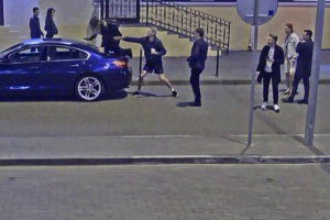 В Минске продолжается розыск девушки, танцевавшей на багажнике BMW на Зыбицкой. Обнародованы новые фото