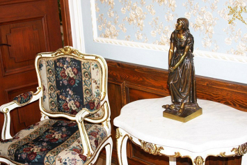 В музей «Усадьба Немцевичей» переданы декоративные статуэтки ХIX-ХХ веков, конфискованные Брестской таможней