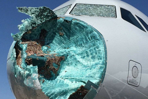 В США пилоты посадили самолет с разбитыми градом лобовым стеклом и носом